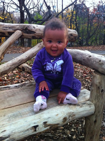 Salma, 8 månader, i ett höstigt Central Park