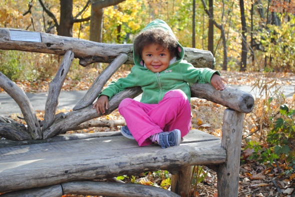 Salma, dryga 2 år och 7 månader i Central Parks The Ramble